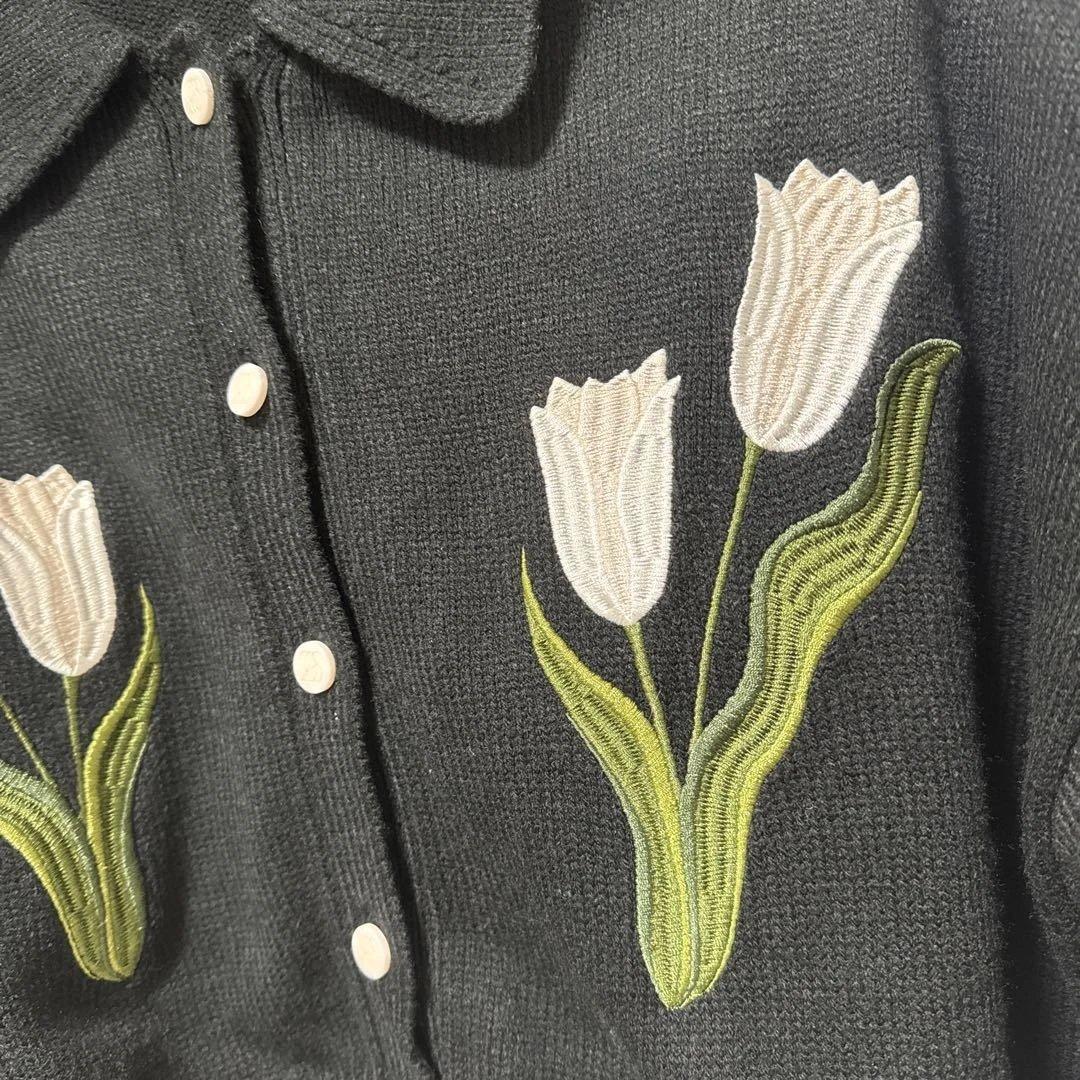 チューリップ刺繍の黒いカーディガン