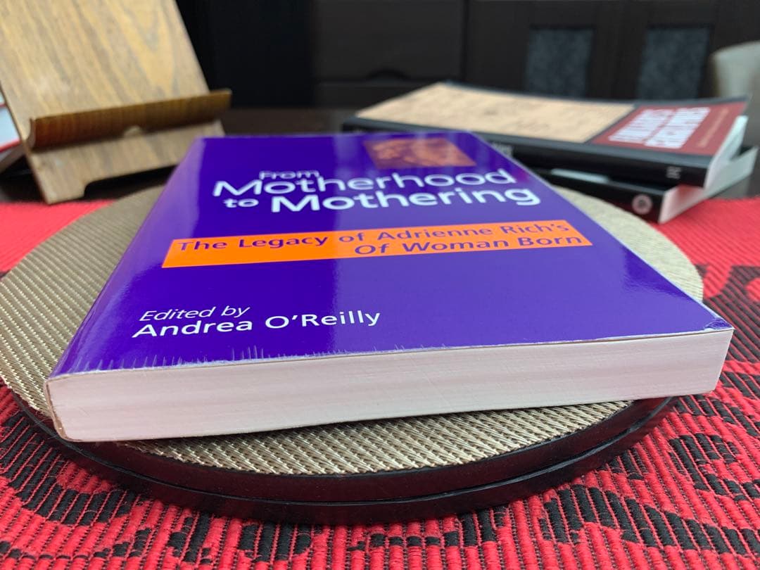 洋書 From Motherhood to Mothering