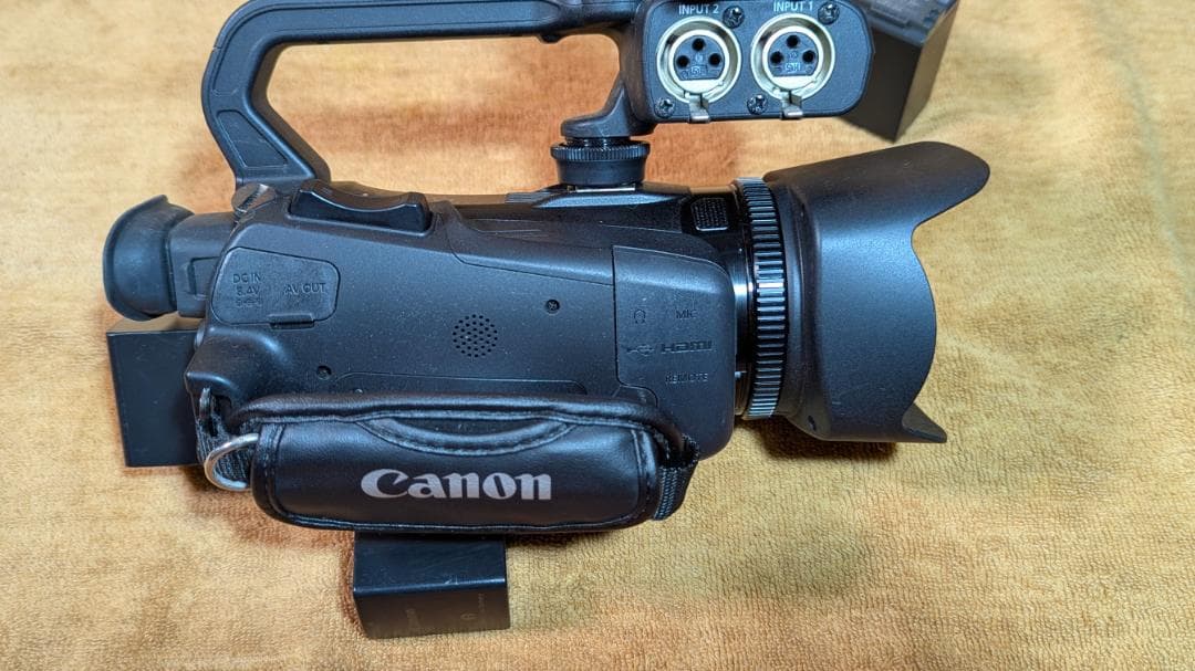 備品充実!!　CANON XA30(業務用ビデオカメラ）ハンドルユニット付