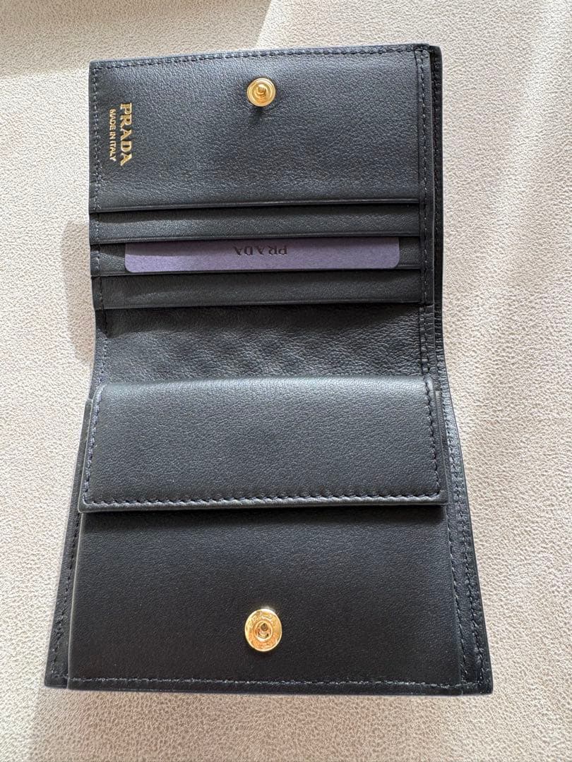 【新品、未使用】PRADA スタッズ ブラック 二つ折り財布