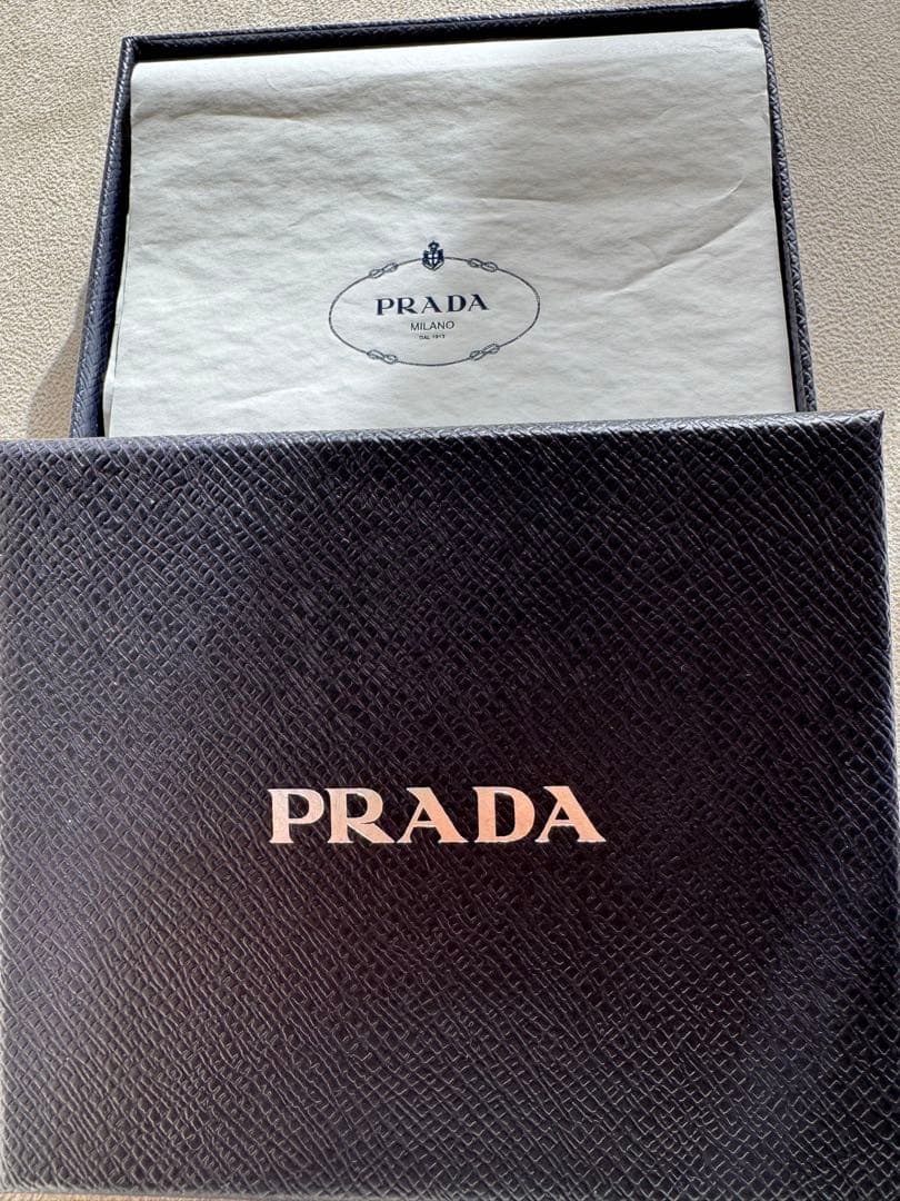 【新品、未使用】PRADA スタッズ ブラック 二つ折り財布
