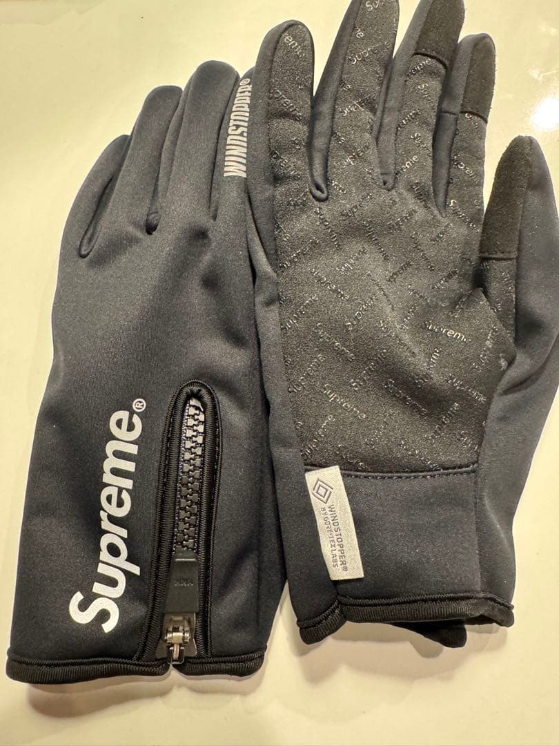 新作Supreme WINDSTOPPER Zip GlovesブラックSサイズ
