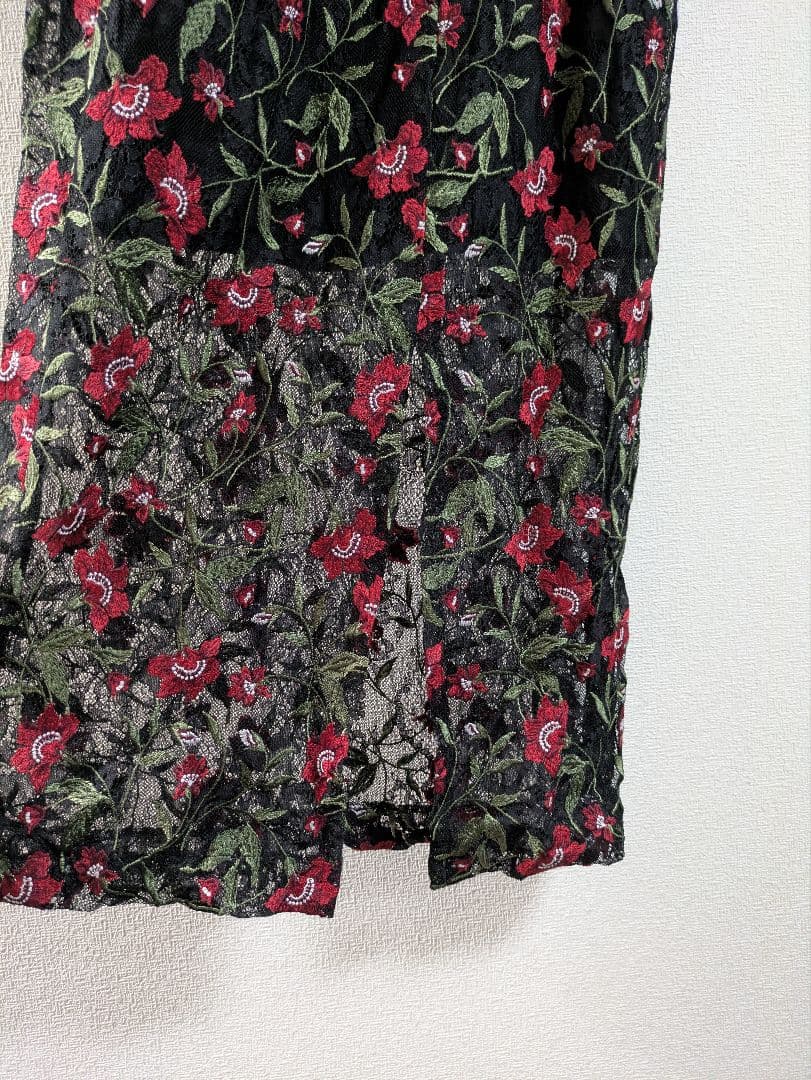 SNIDEL レースエンブロイダリースカート 黒と赤の花柄 タイトロングスカート