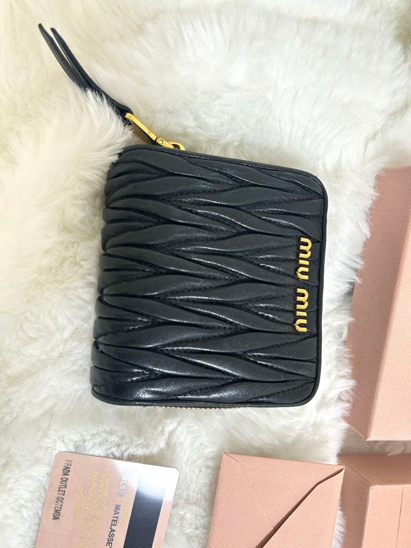 miu miu ブラック キルティング 二つ折り財布