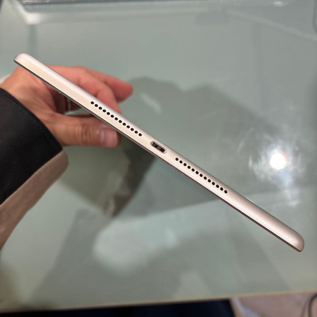 【バッテリー新品】iPad第6世代 32GB セルラーモデル　シルバー 中古品