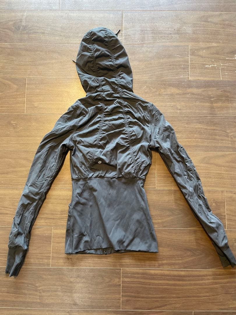 ルルレモン　lululemonリバーシブルギャザーパーカー