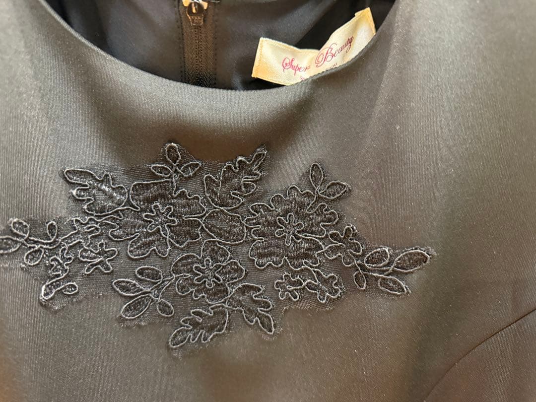 6割引き、ブラック刺繍ノースリーブワンピース