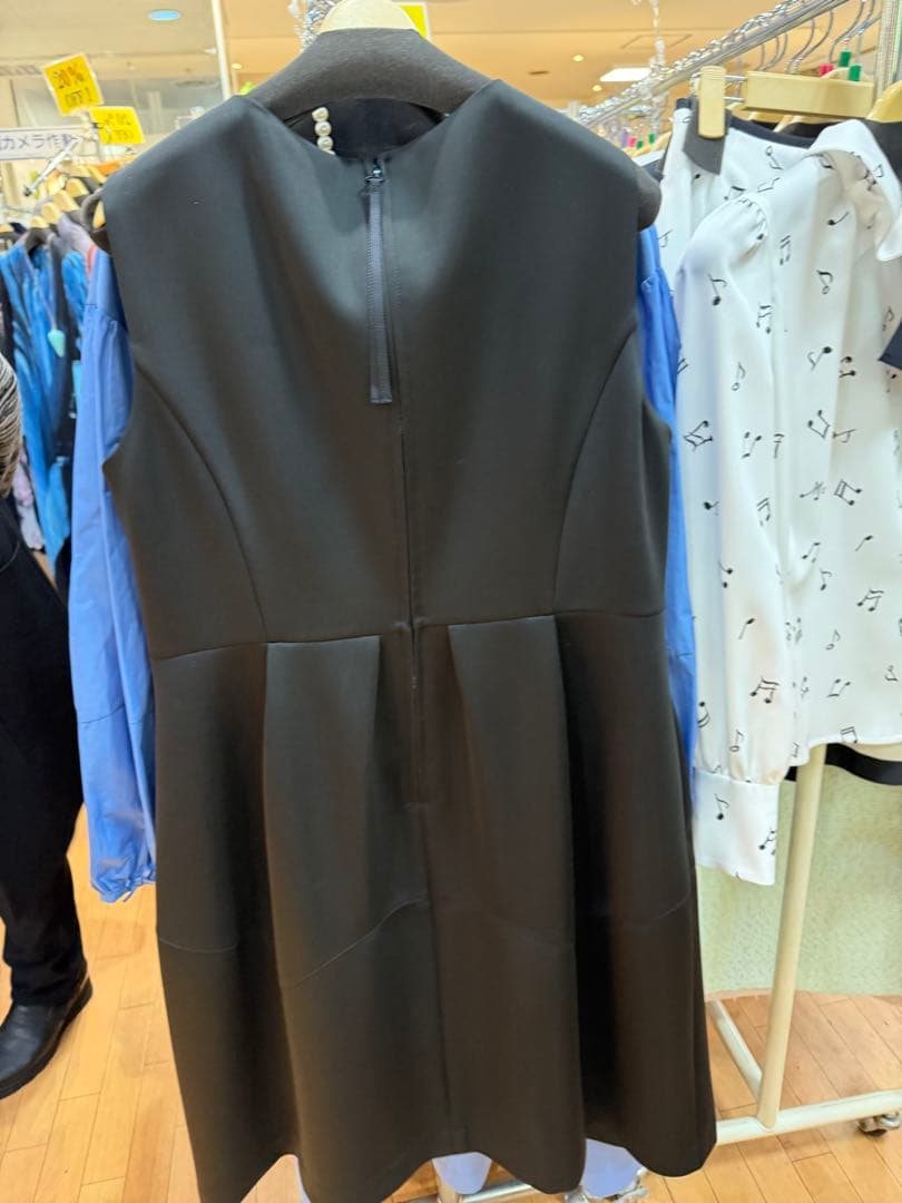 6割引き、ブラック刺繍ノースリーブワンピース