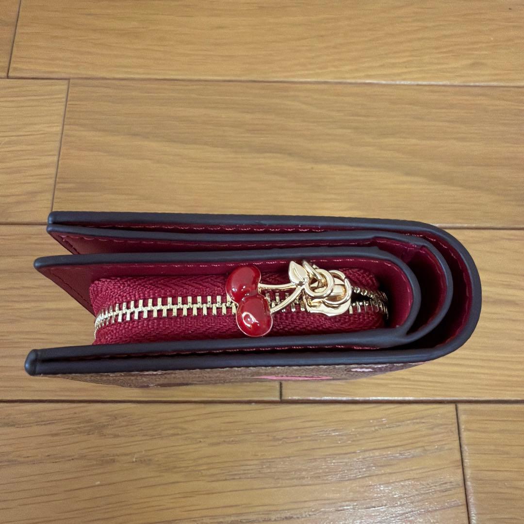 COACHコーチシグネチャーチェリープリントコンパクトウォレット