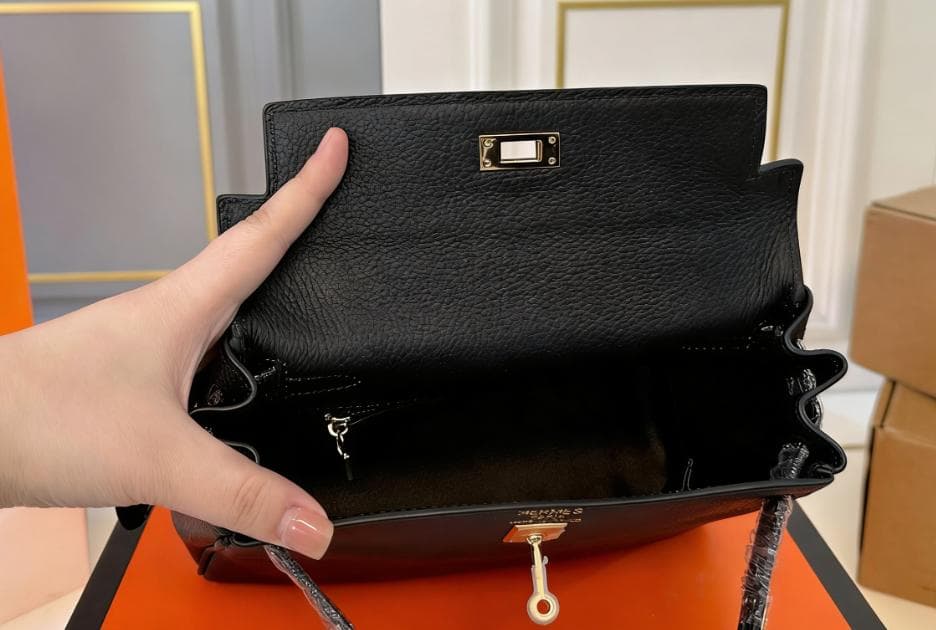HERMēS ブラックレザーショルダーバッグ