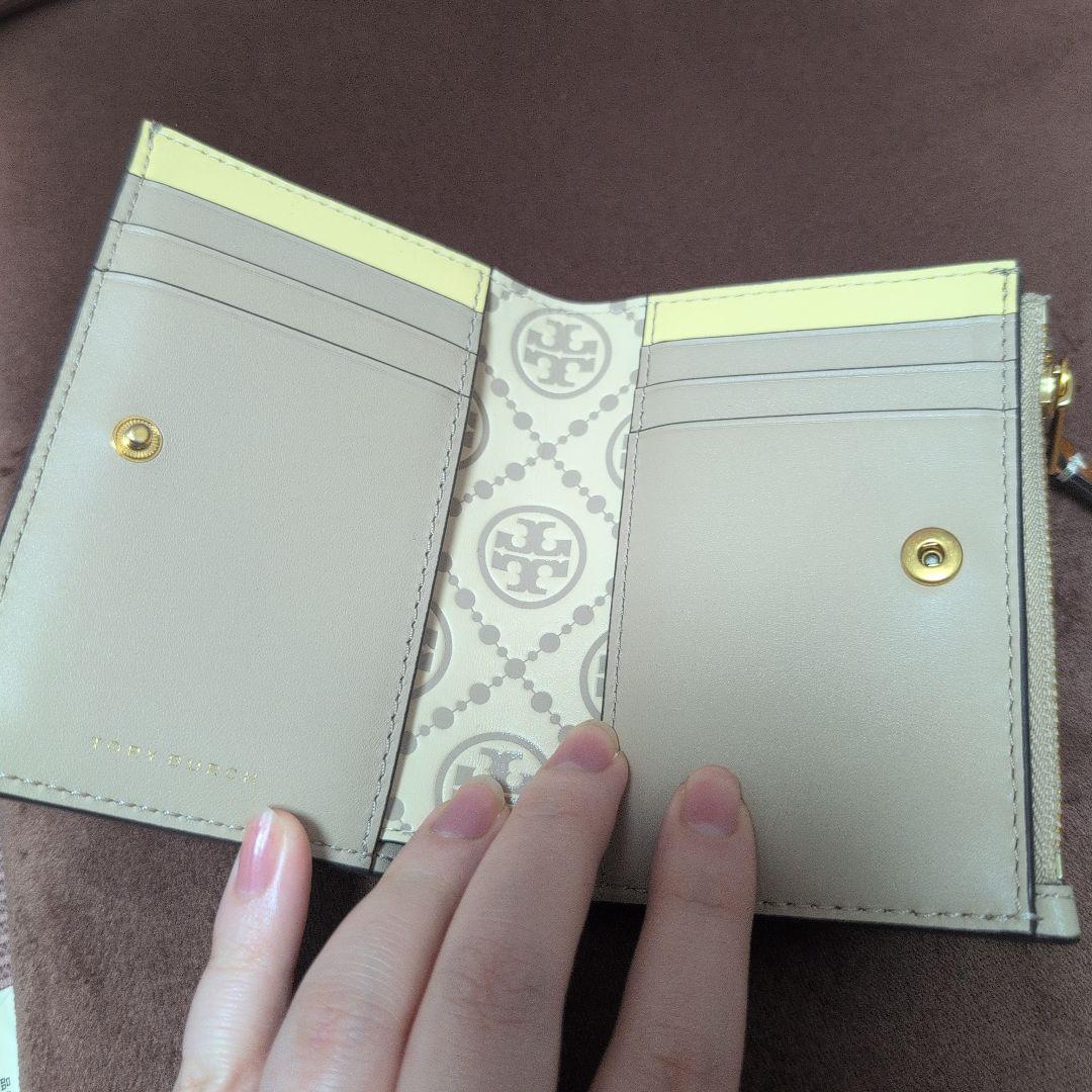 【美品】トリーバーチ 二つ折り財布 モノグラム エンボス ベージュ