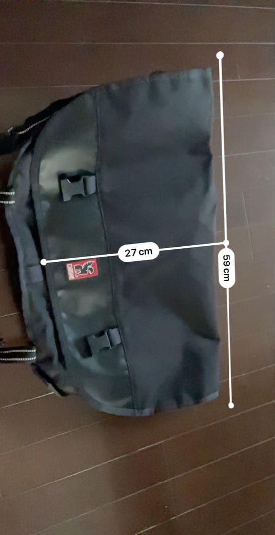 黒のメッセンジャーバッグ 耐水性