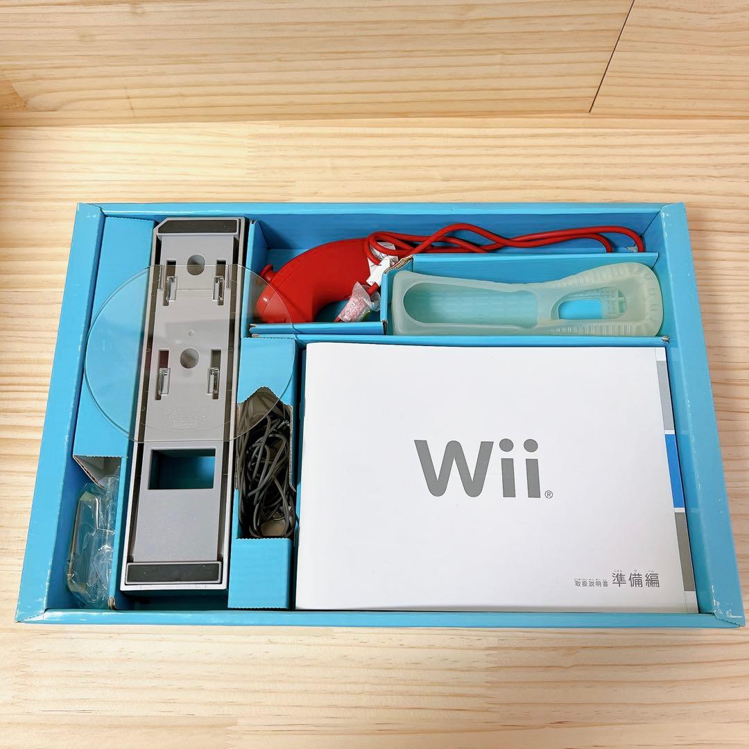 ニンテンドー　Wii本体とソフト3本とWii fit plusとリモコン充電器