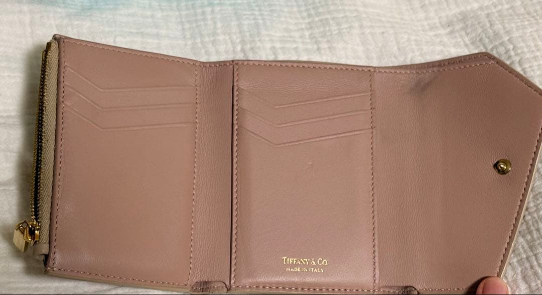 ティファニー ベージュ レザー 三つ折り財布 Tロゴ付き