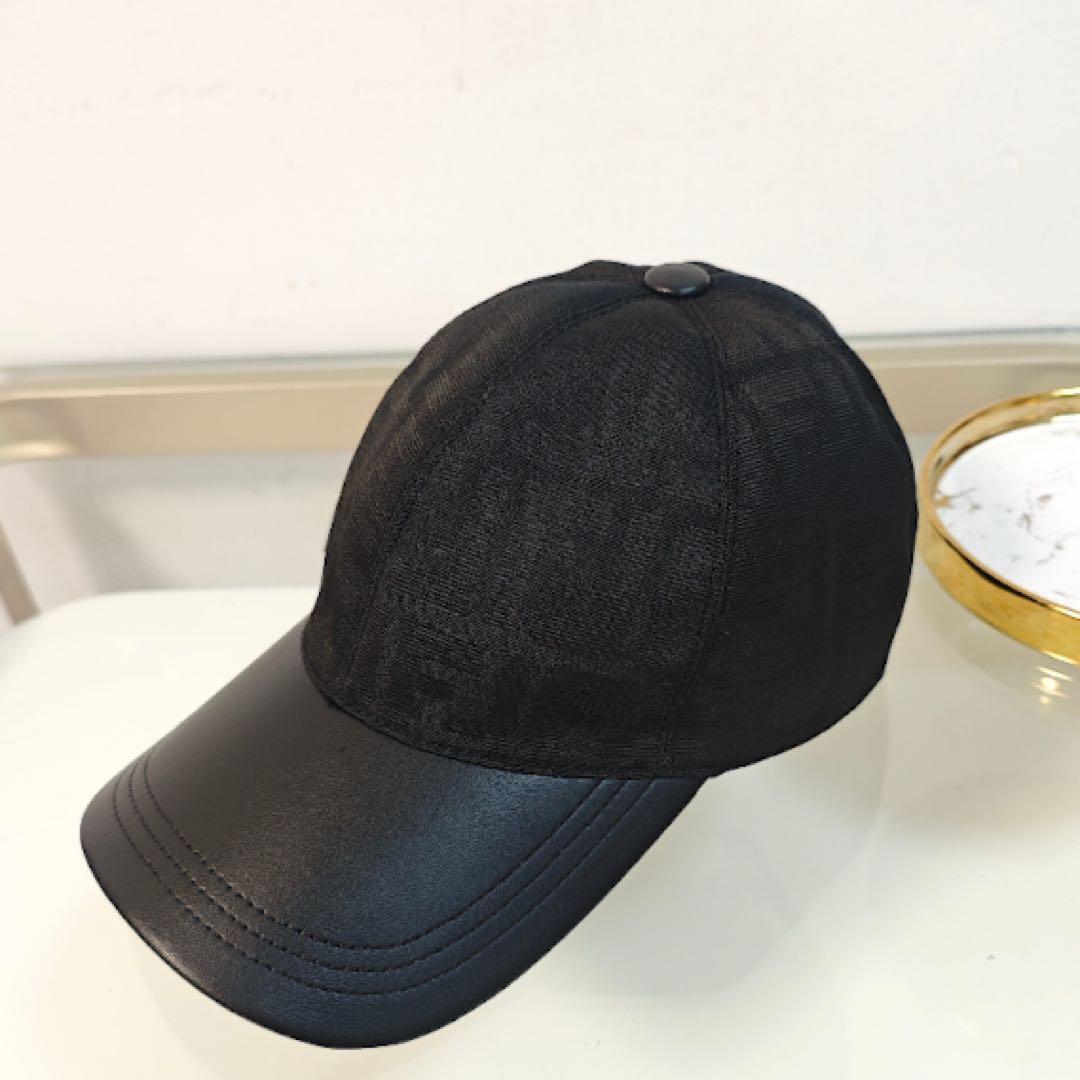 FENDI ブラック キャップ レザー調ツバ ロゴタグ付き