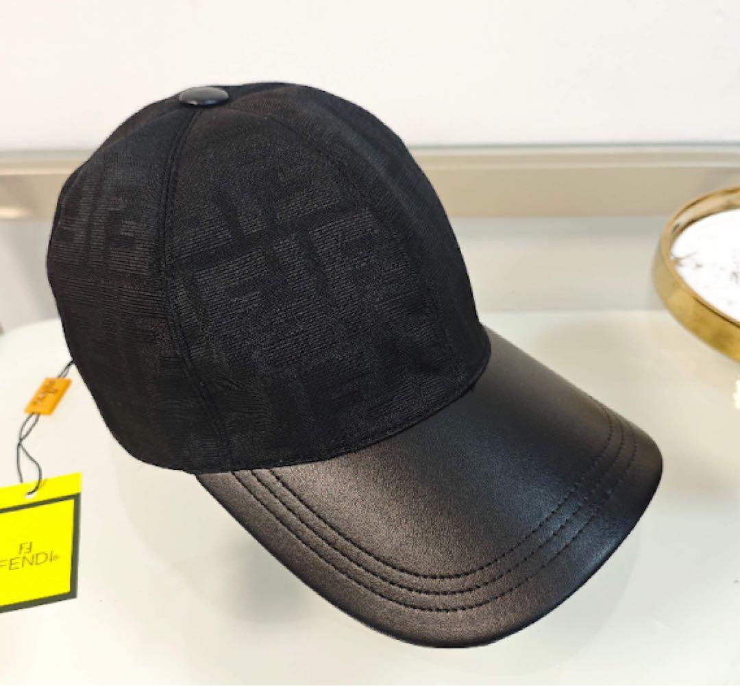 FENDI ブラック キャップ レザー調ツバ ロゴタグ付き