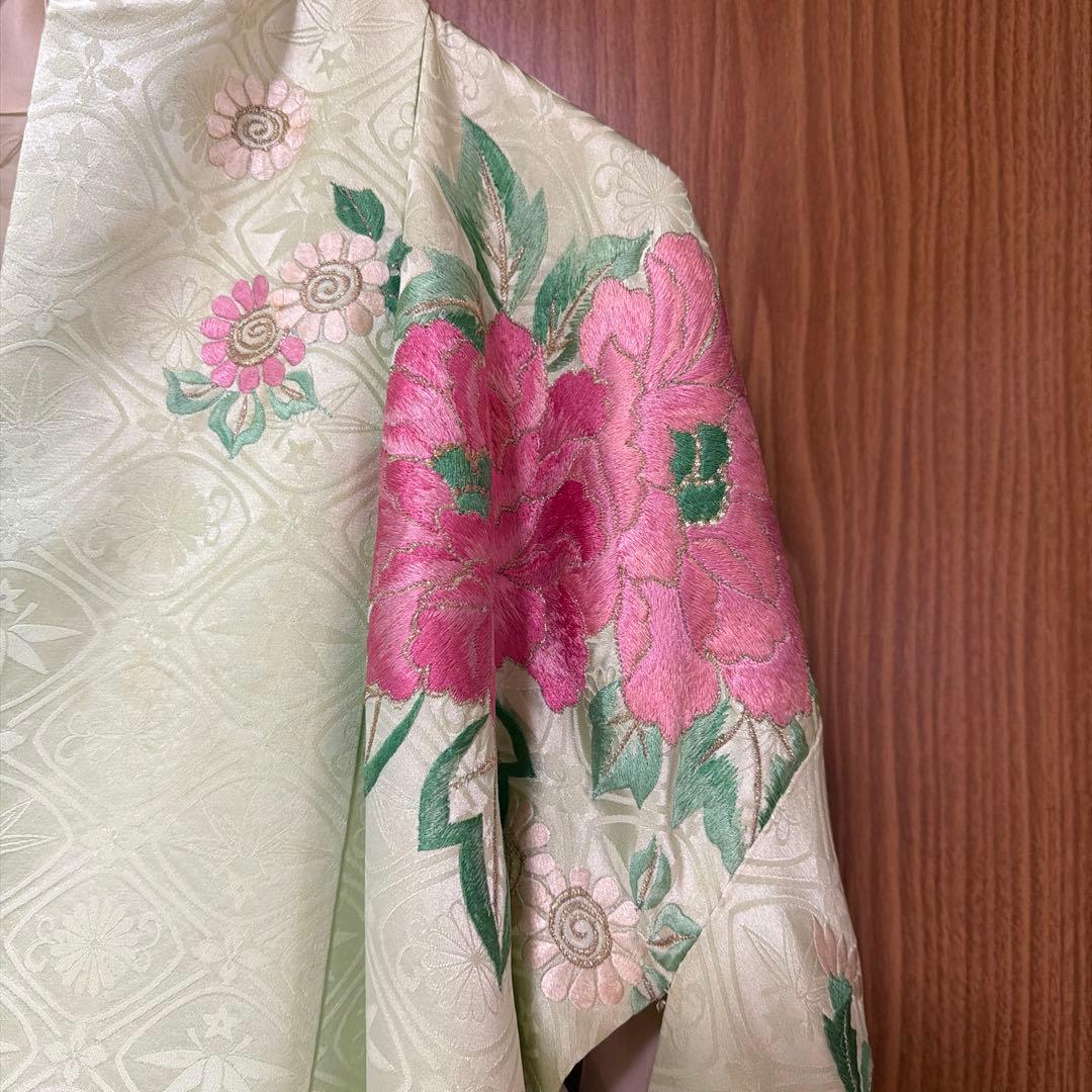 アンティーク薄緑色 孔雀と花の豪華刺繍振袖