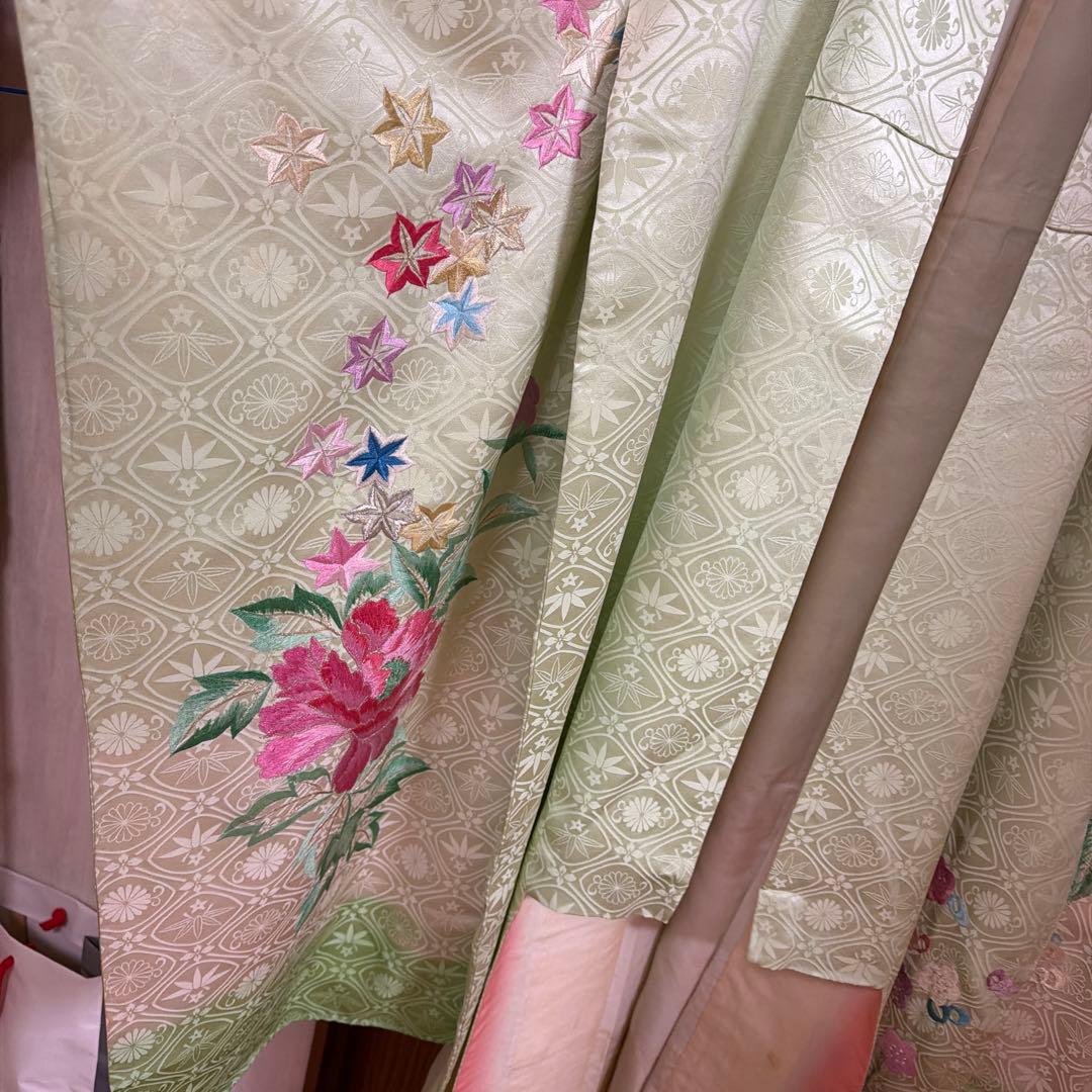 アンティーク薄緑色 孔雀と花の豪華刺繍振袖