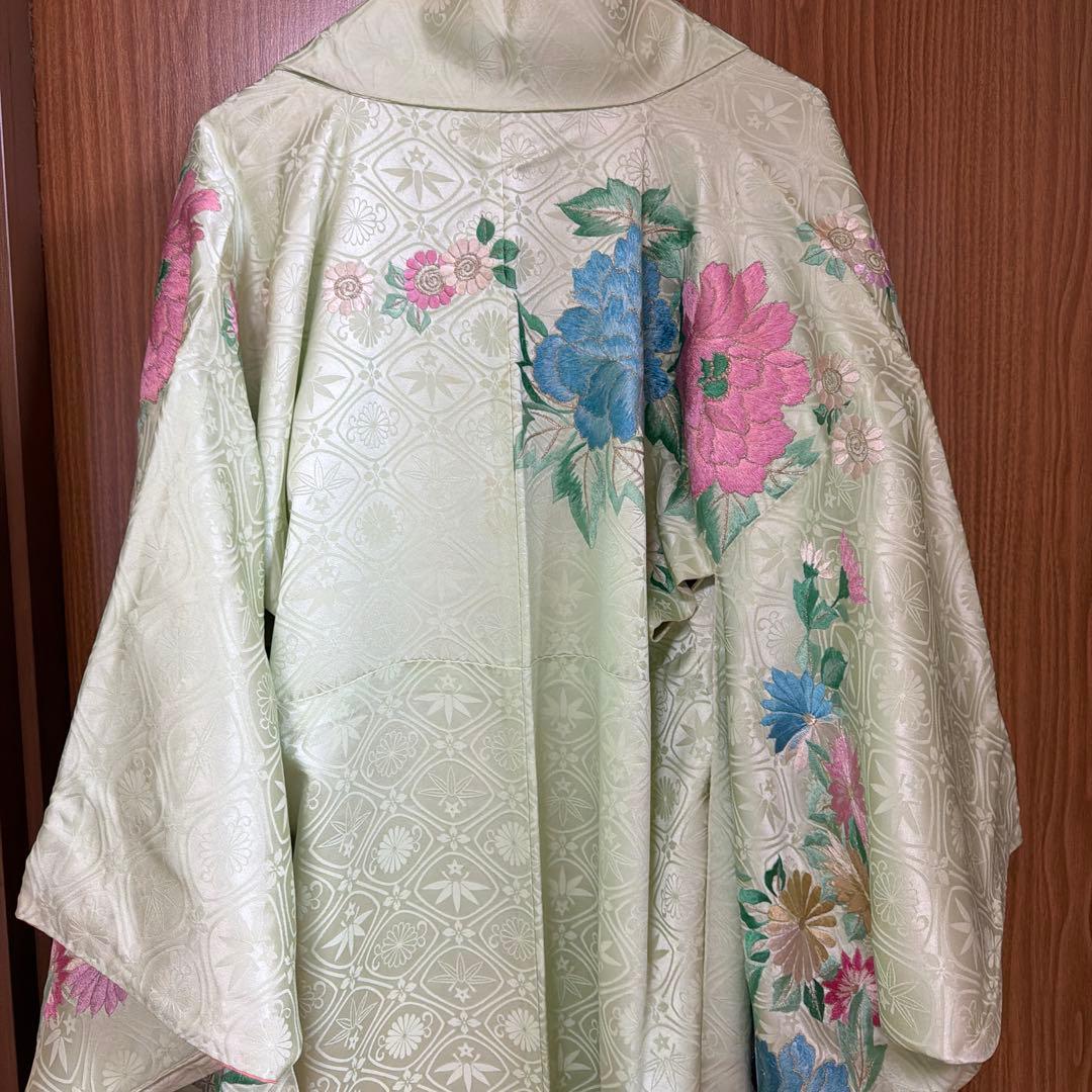 アンティーク薄緑色 孔雀と花の豪華刺繍振袖