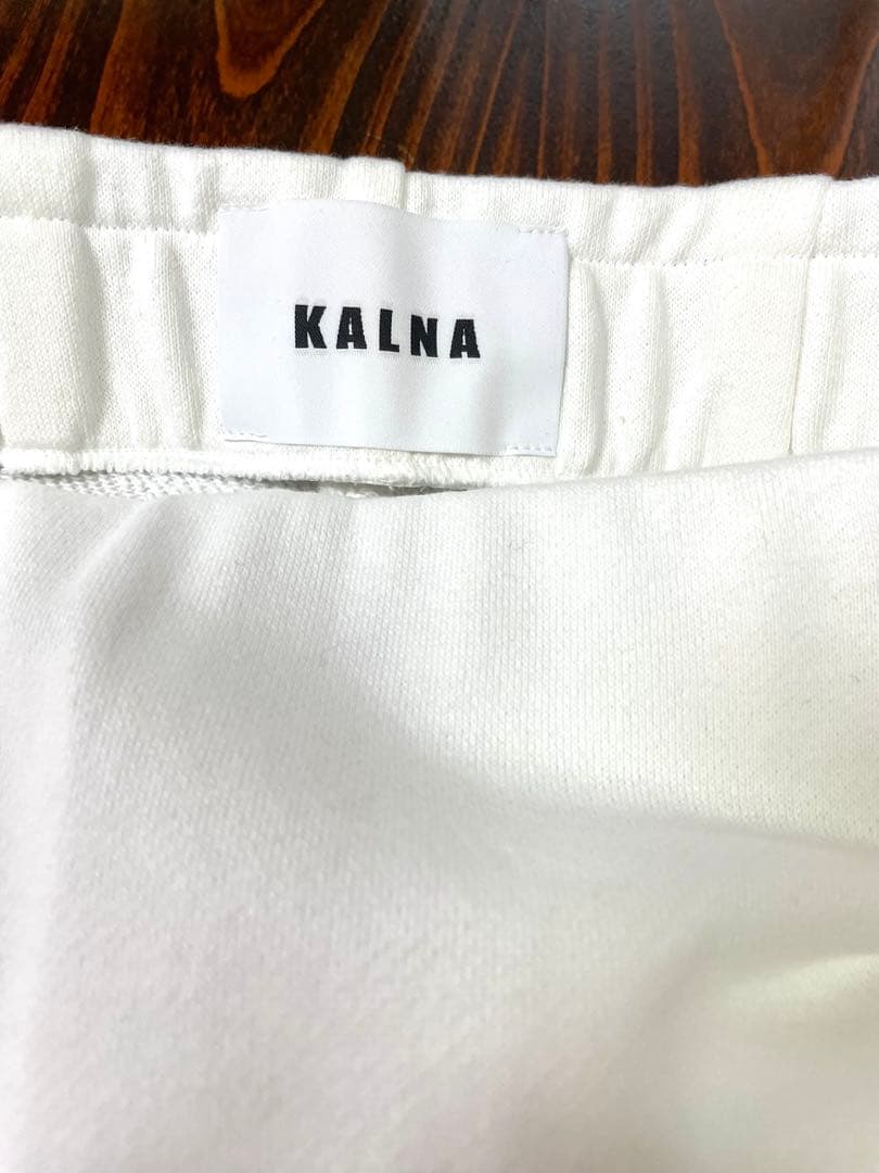 89.新品　KALNAホワイト後スリットロングスカート