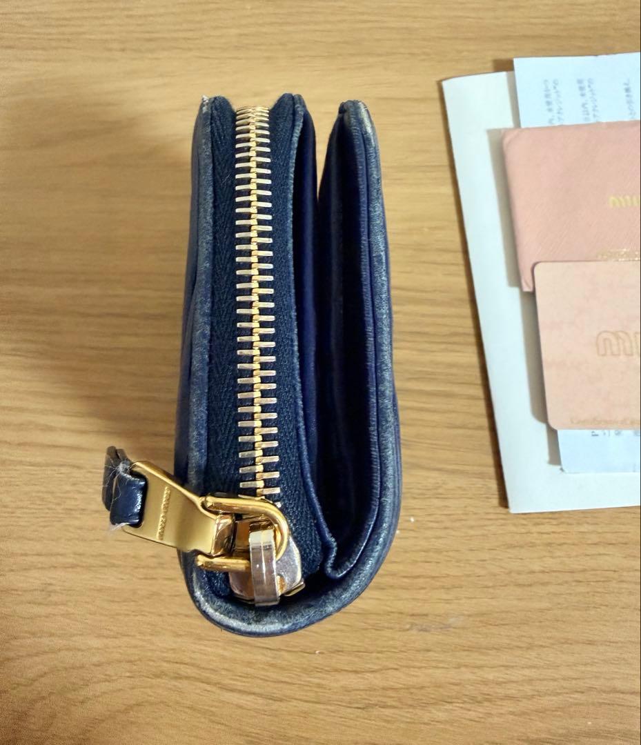 miu miu二つ折り財布 ネイビー　マテラッセ
