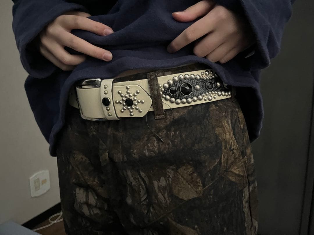 モダンパイレーツ　スタッズ付きホワイトレザーベルト