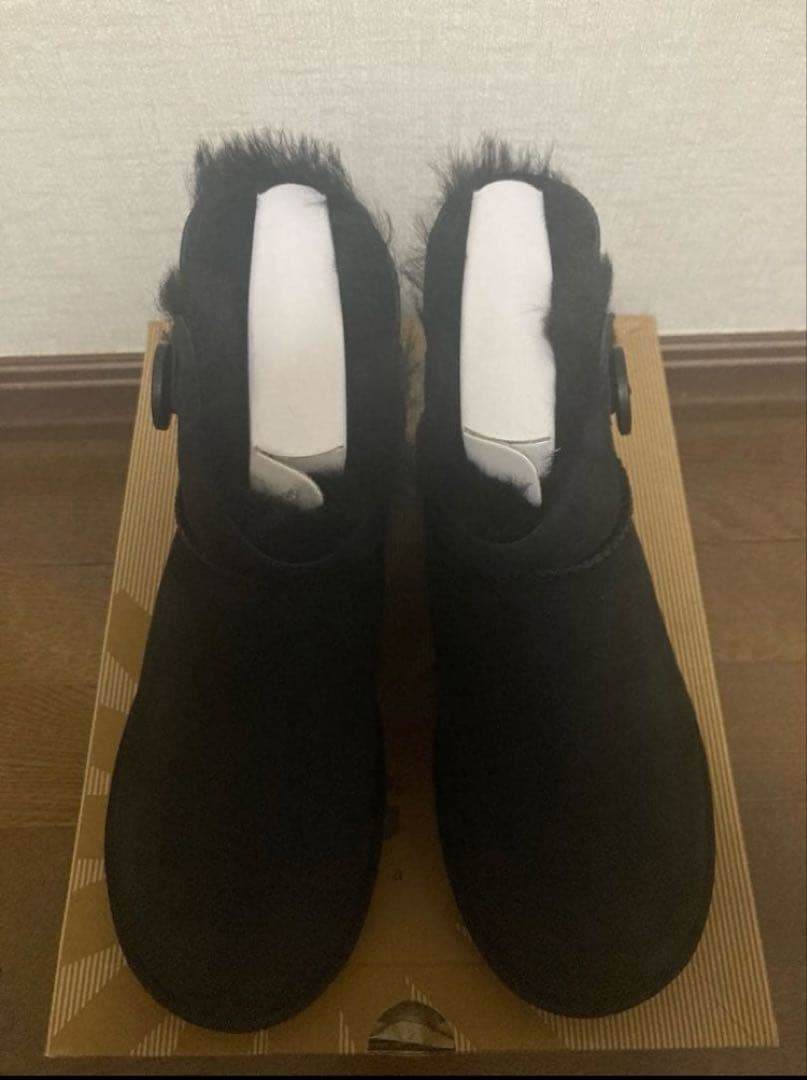 【未使用品】UGG ミニベイリーボタン ブラックムートンブーツ