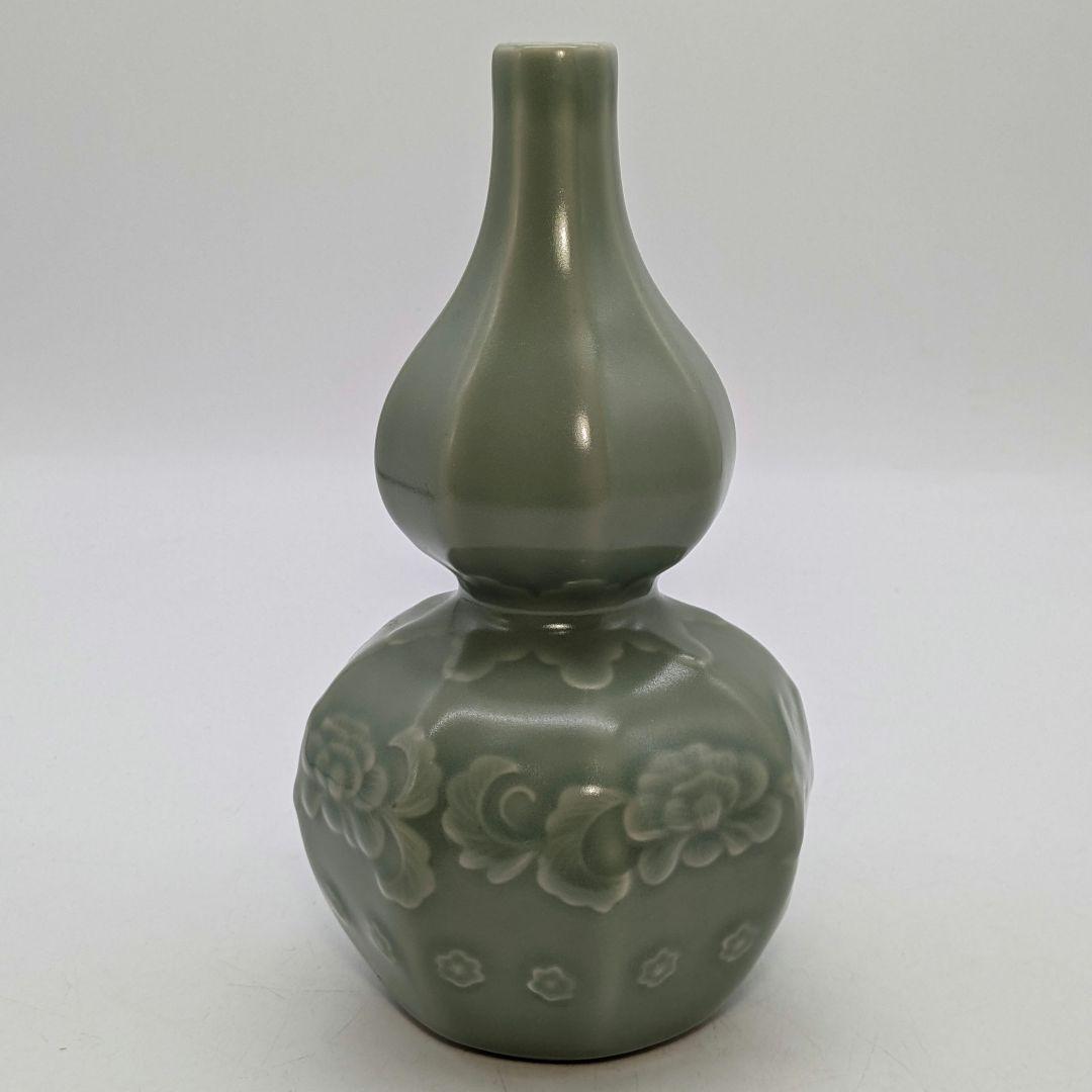 三田青磁 瓢箪徳利 三田狭山銘 酒器 とっくり 花入 花器 花瓶 陽刻牡丹図