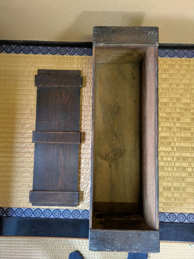 大工工具箱　骨董　木箱　おもちゃ箱　収納箱　蓋付き【明治アンティーク】