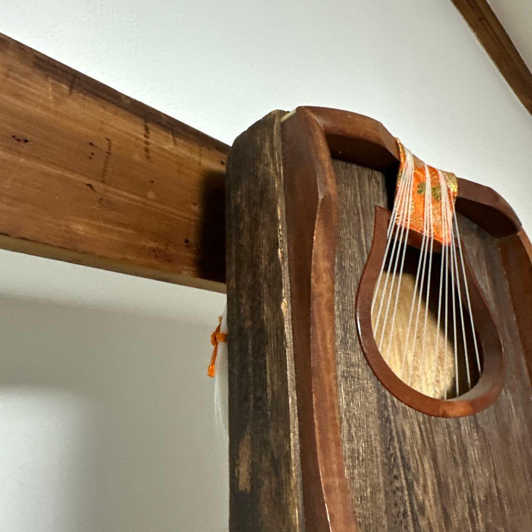 大型木製琴 13弦 金色装飾付き