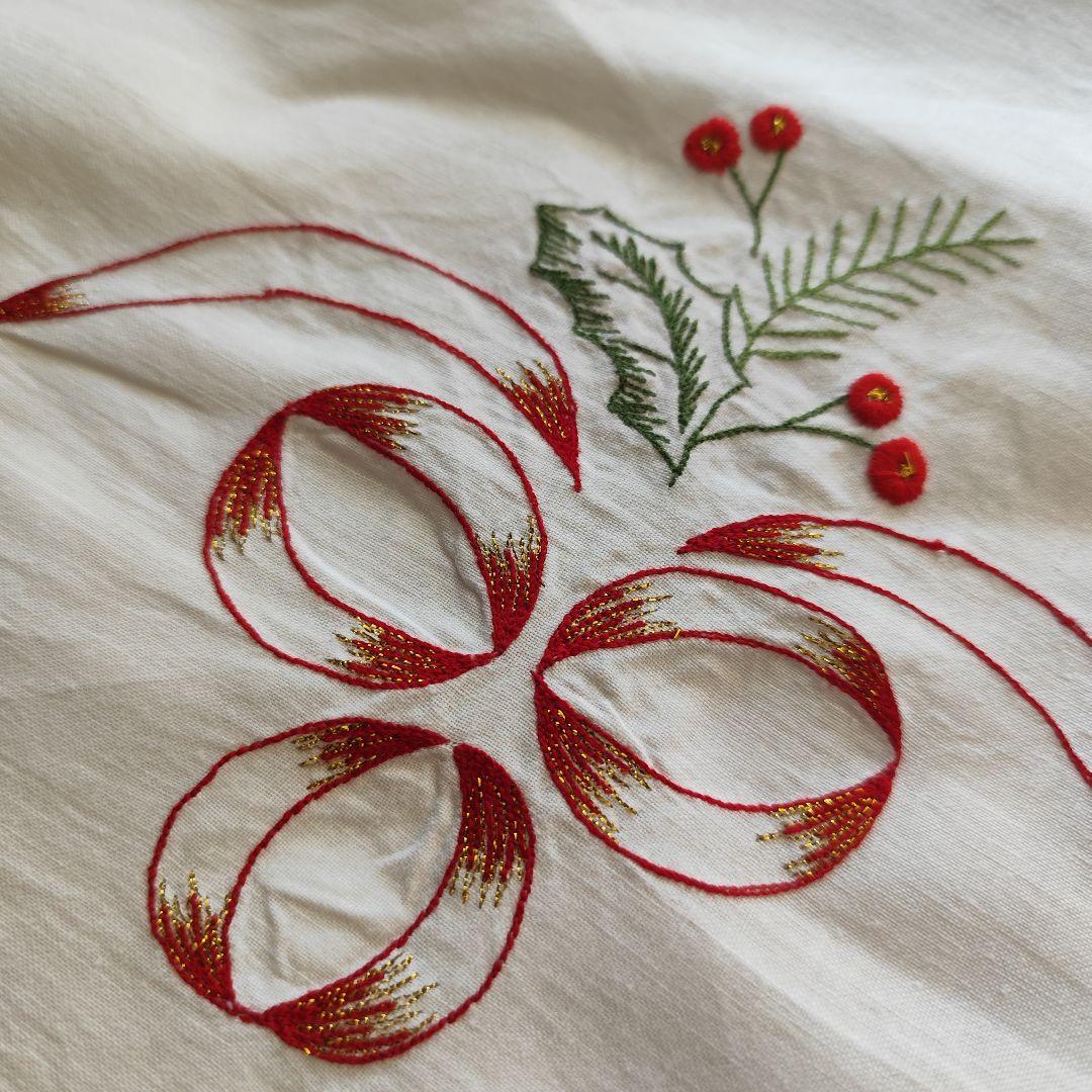 赤いリボン　松ぼっくり刺繍　ドイツヴィンテージ　クリスマスクロス