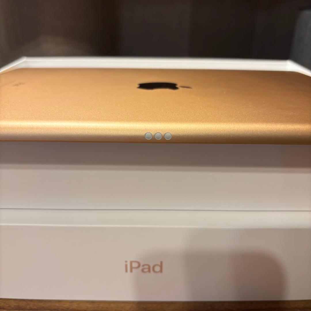 【美品】iPad 第8世代 32GB WIFIモデル　ケース付　SIMフリー