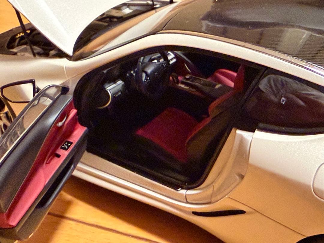 Lexus LC500 ホワイト 1/18モデルカー