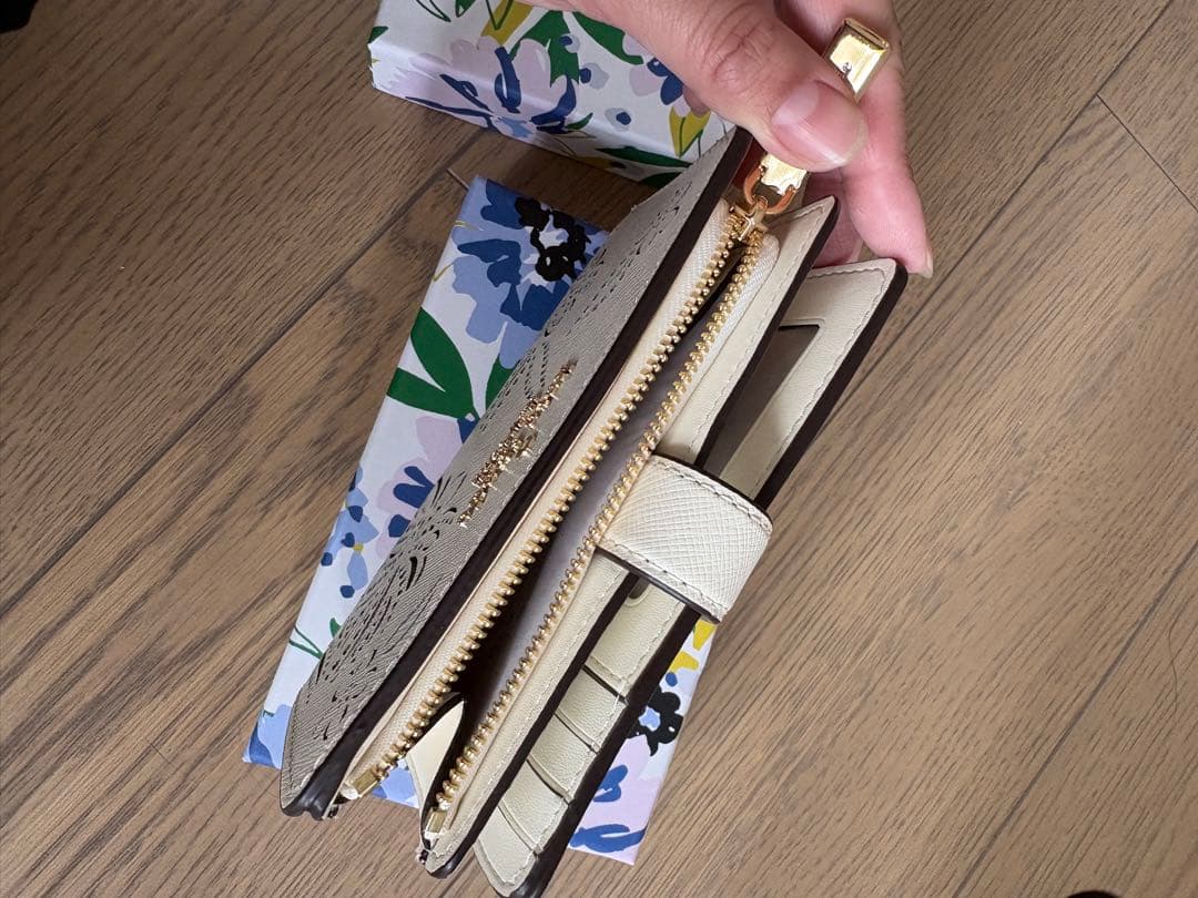 kate spade 花柄カットアウト 二つ折り財布