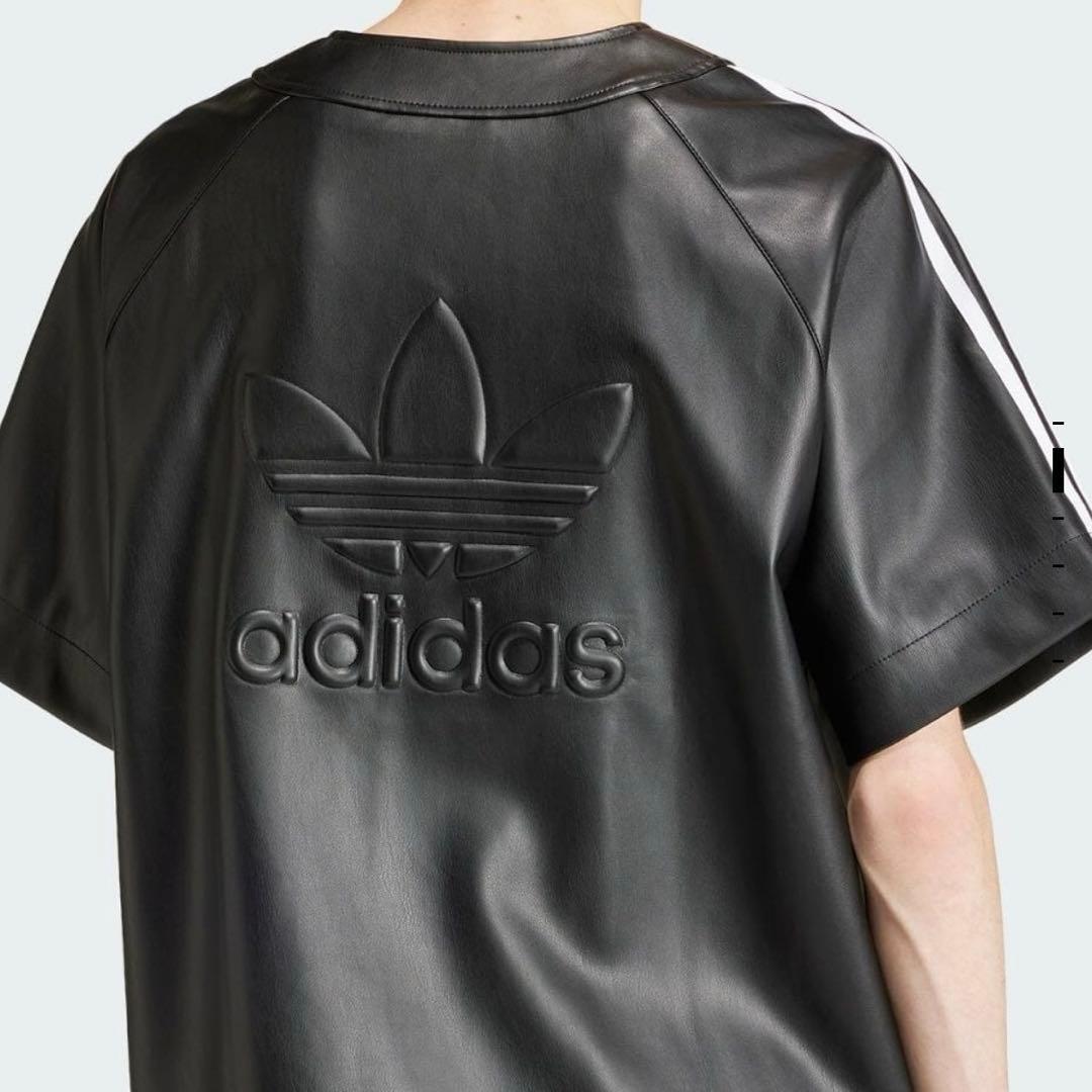 adidas フェイクレザー スリーストライプス ベースボールシャツ