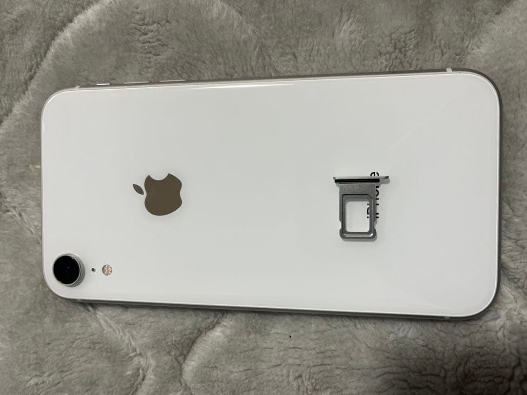 【ジャンク】iPhoneXR64GB白 電源入らず 画面微細割れiCloud不明