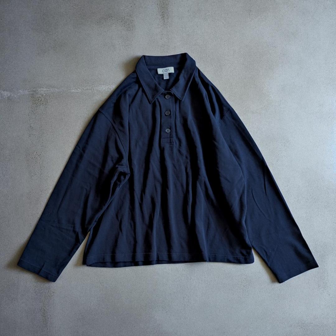 完売・美品 【 COS 】レギュラーフィット 長袖ポロシャツ ダークネイビー L