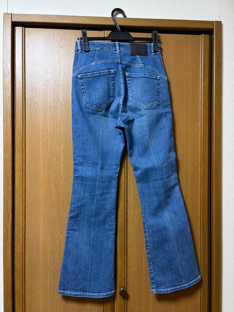 マメクロゴウチ　ストレッチクロップドフレアジーンズ　ブルー　サイズ2