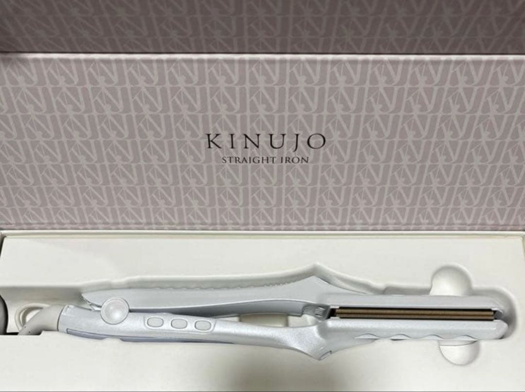 新品未使用　絹女　ホワイト　KINUJOストレートアイロン　LM-225
