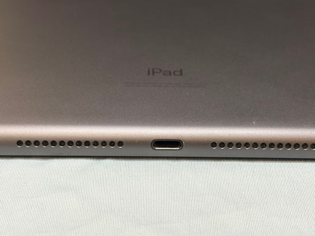 iPad 第8世代 Wi-Fi 128GB シルバー（外箱、純正充電器付）