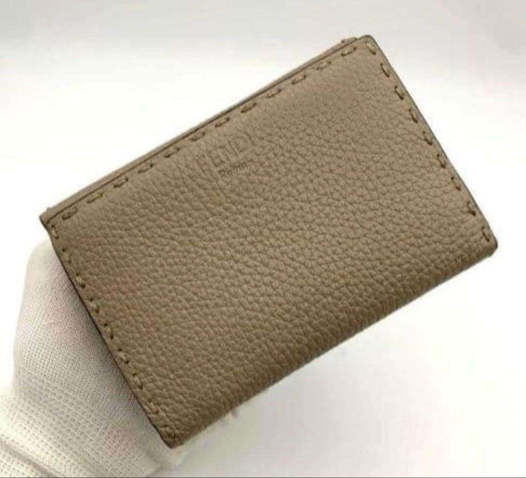 美品　FENDI 二つ折り財布　グレージュ　セレリア