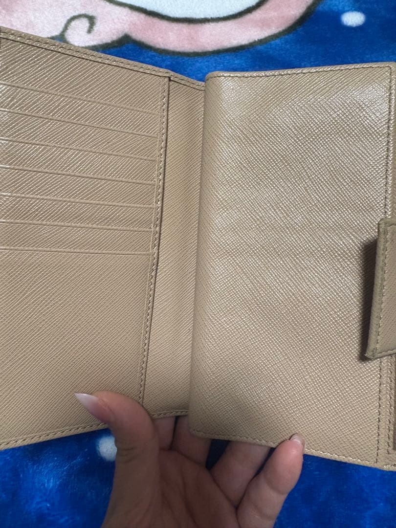 PRADA ベージュ 二つ折り財布