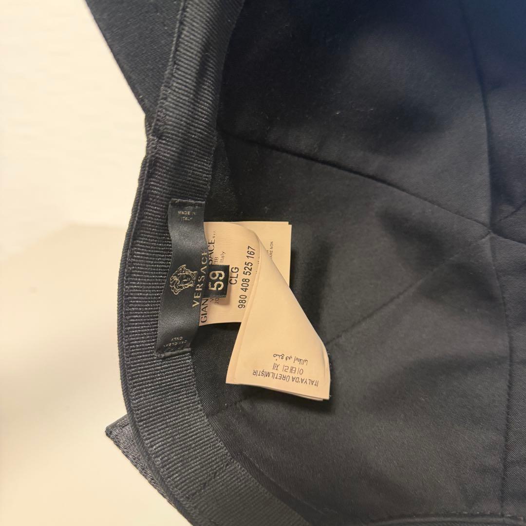 VERSACE ブラックキャップ ゴールドロゴ