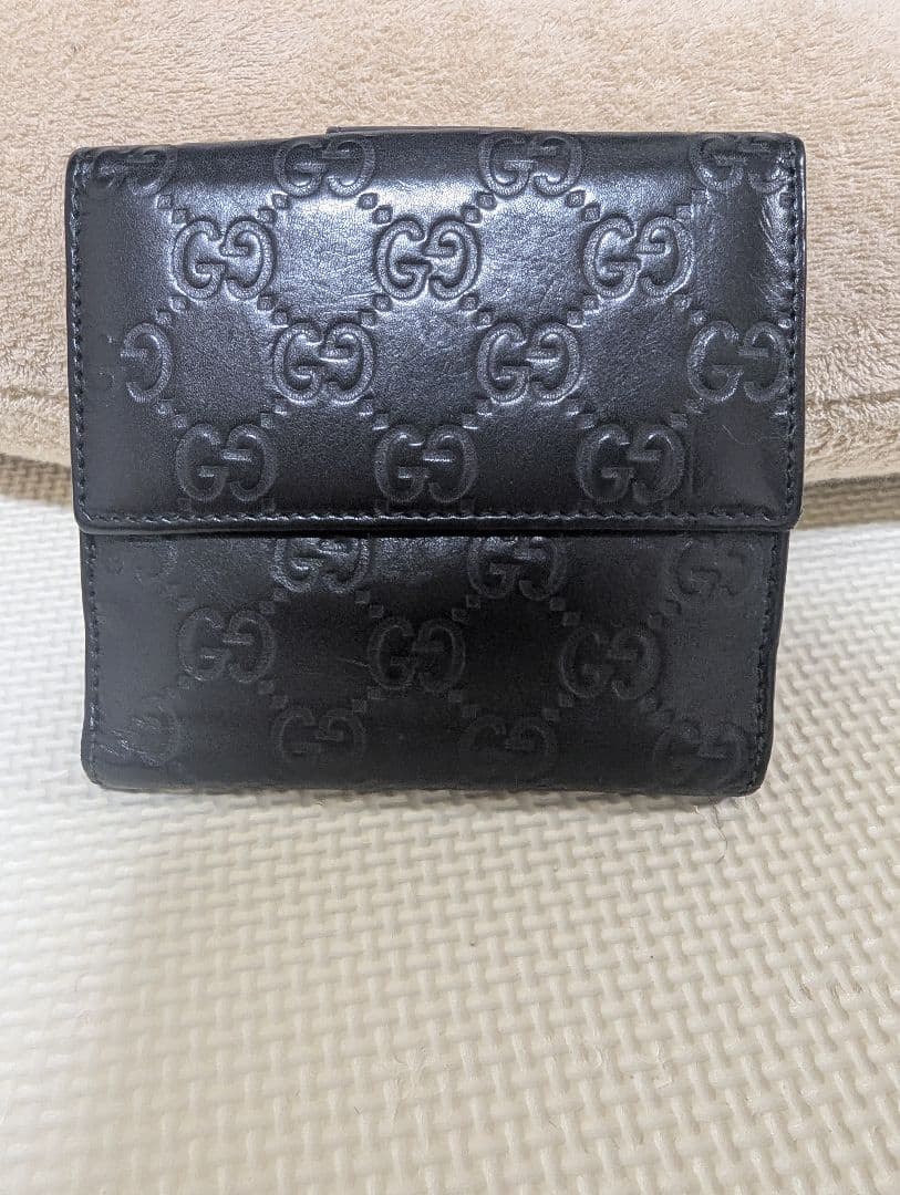 【smileくんページ】GUCCI ブラック レザー 二つ折り財布　シマ