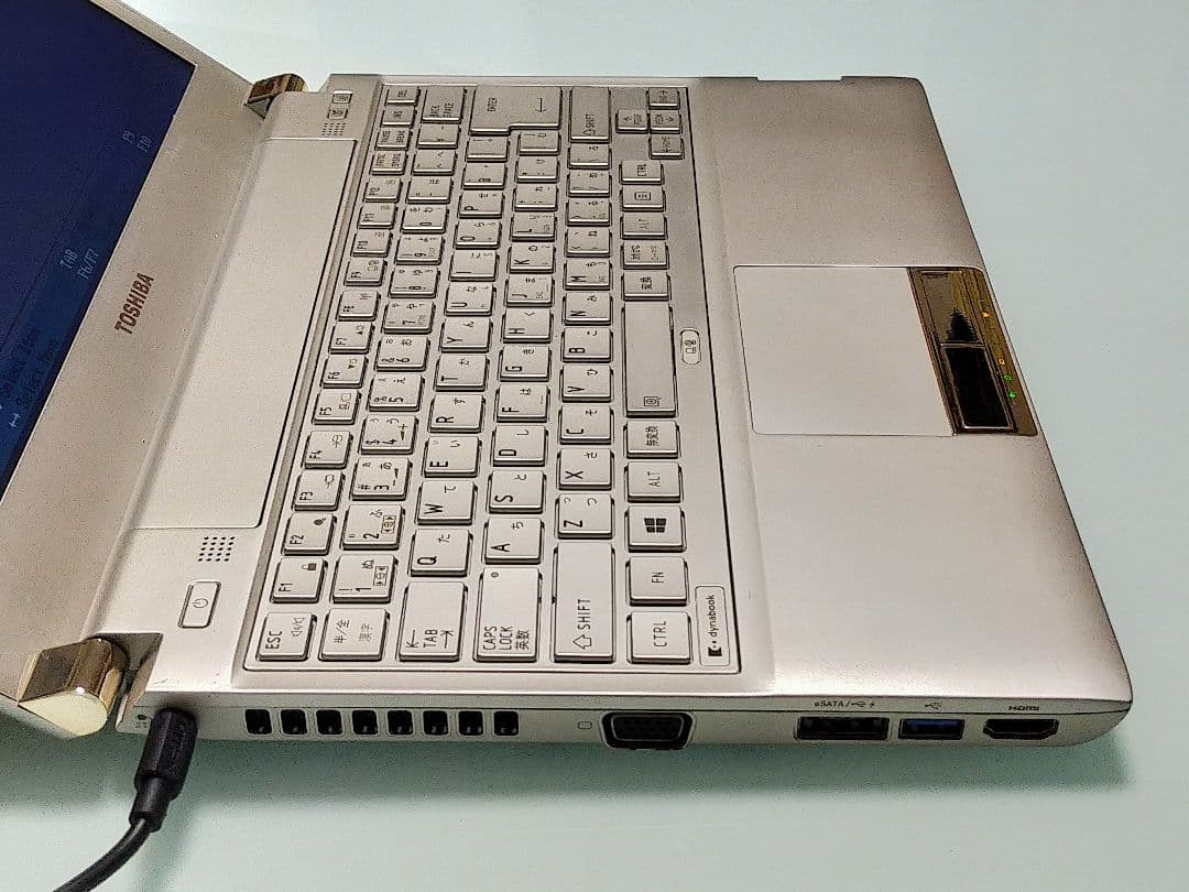 ②美品中古、ゴールド色TOSHIBA Dynabook R732