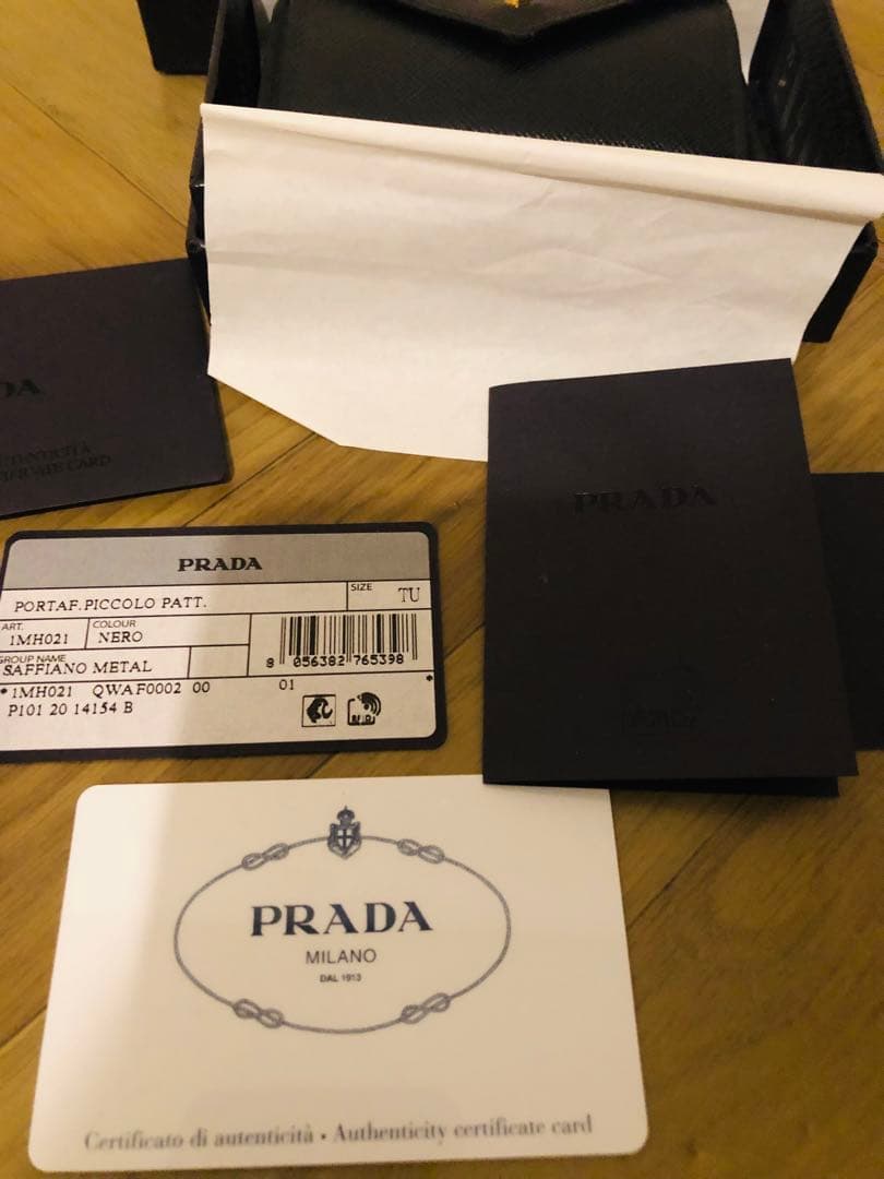 プラダ　三つ折り財布　ICチップ(RFID)搭載
