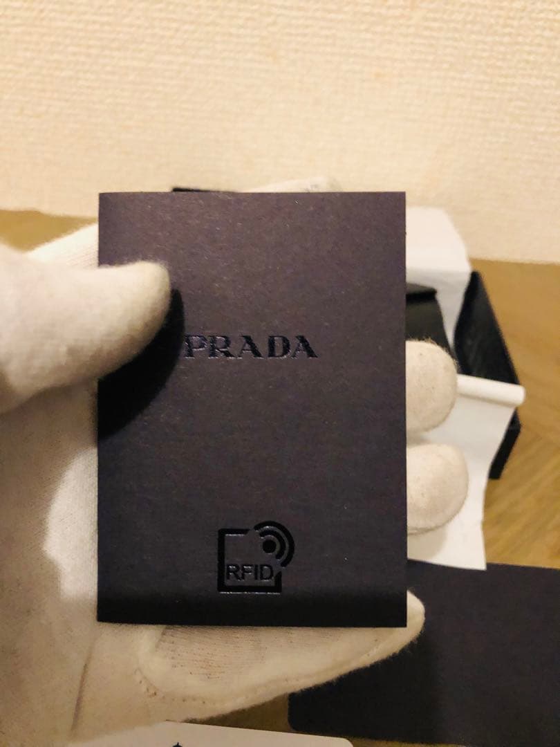 プラダ　三つ折り財布　ICチップ(RFID)搭載