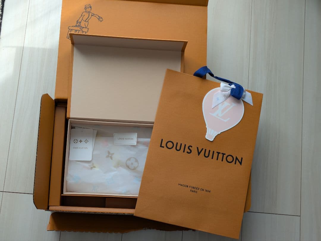 Louis Vuitton(ルイヴィトン) 赤フード付きアウター 12m