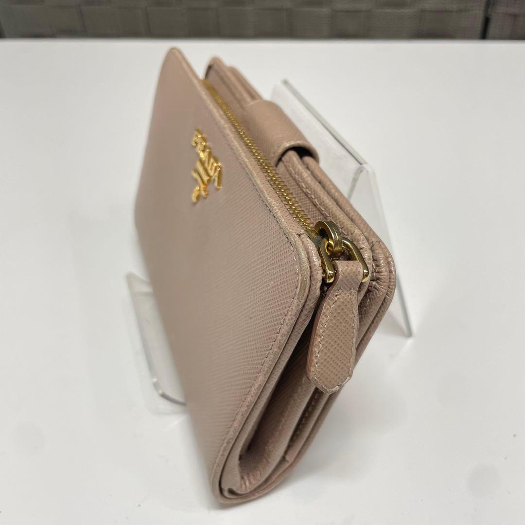 ち*こ様 PRADA サフィアーノレザー 二つ折り財布 ベージュ