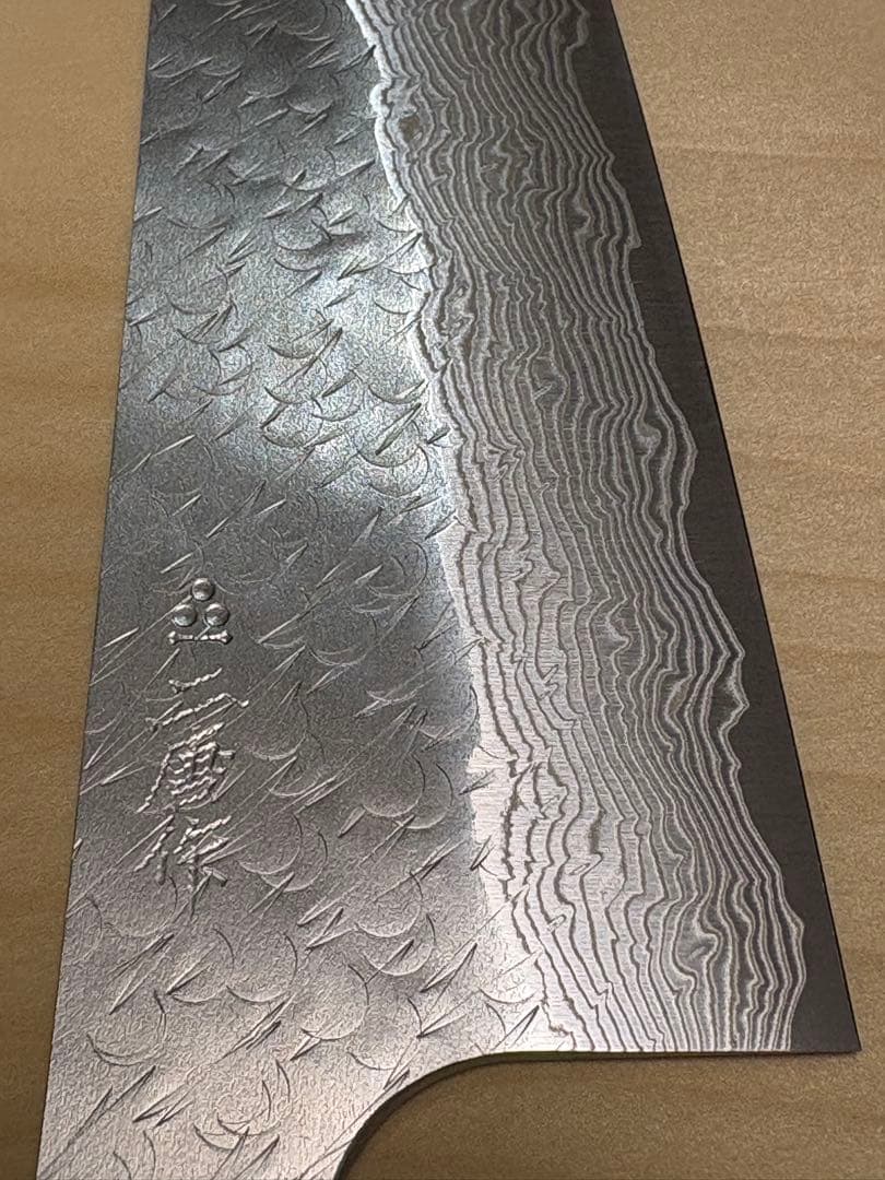 二唐刃物 三徳包丁 槌目水牛紫檀八角柄 180mm 粉末ハイス SG STRIX
